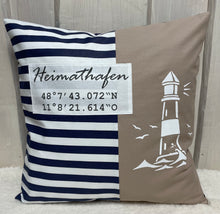 Carregar imagem no visualizador da galeria, Maritimer Kissenbezug personalisiert mit den Koordinaten von deinem Zuhause * Heimathafen … * blau/weiß/beige

