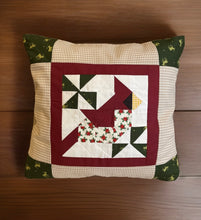 Lade das Bild in den Galerie-Viewer, Patchwork Kissenhülle, Landhausstil Kissenbezug,Vogel, beige/rot/grün/braun
