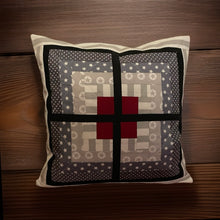 Carregar imagem no visualizador da galeria, Patchwork Kissenhülle, Landhausstil Kissenbezug, grau/ rot/ weiß 40x40cm

