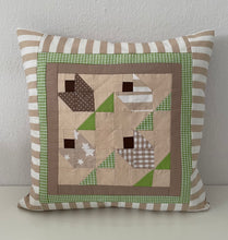 Carregar imagem no visualizador da galeria, Patchwork Kissenhülle, Landhausstil Kissenbezug, beige/grün 40x40cm
