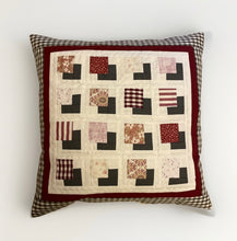 Lade das Bild in den Galerie-Viewer, Patchwork Kissenhülle, Landhausstil Kissenbezug, grau/ rot/ weiß 40x40cm
