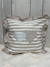 Cargar imagen en el visor de la galería, 1x Landhausstil Kissenhülle * Kissenbezug mit Rüschen  * Dekokissen * Herzen * beige/weiß
