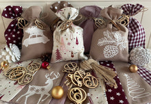 Lade das Bild in den Galerie-Viewer, Adventskalender,Landhausstil Adventskalender zum Befüllen, 24 Säckchen zum Advent , Adventskalender Zahlen aus Holz, rot/beige
