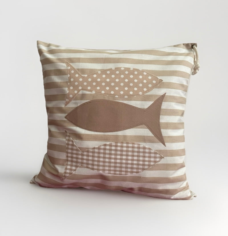 Maritime Kissenhülle, Landhausstil Kissenbezug, Dekokissen *Fische* beige/weiß gestreift