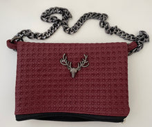 Charger l'image dans la galerie, Handgefertigte Umhängetasche, Handtasche in Bordeauxrote Kunstleder

