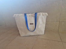 Загрузить изображение в средство просмотра галереи, Handgefertigte Strandtasche in beige, mit einem sehr schönen wasserabweisenden mediterranen Innenstoff
