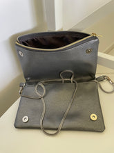 Lade das Bild in den Galerie-Viewer, Handgefertigte Umhängetasche, Handtasche in Silber Kunstleder
