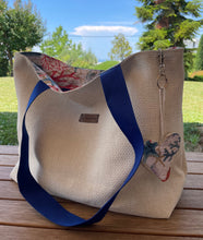 Загрузить изображение в средство просмотра галереи, Handgefertigte Strandtasche in beige, mit einem sehr schönen Innenstoff Meeresuntergrund

