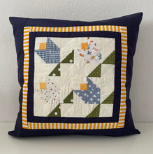 Lade das Bild in den Galerie-Viewer, Patchwork Kissenhülle, Landhausstil Kissenbezug, blau/grün/gelb 40x40cm
