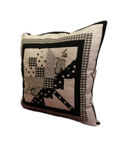 Carregar imagem no visualizador da galeria, Patchwork Kissenhülle, Landhausstil Kissenbezug, weiß/schwarz 40x40cm

