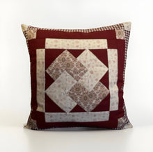 Load image into Gallery viewer, Patchwork Kissenhülle, Landhausstil Kissenbezug, beige/weinrot

