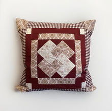 Load image into Gallery viewer, Patchwork Kissenhülle, Landhausstil Kissenbezug, beige/weinrot
