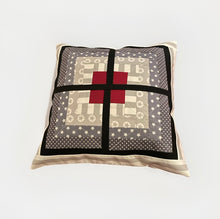 Carregar imagem no visualizador da galeria, Patchwork Kissenhülle, Landhausstil Kissenbezug, grau/ rot/ weiß 40x40cm
