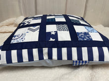 Carregar imagem no visualizador da galeria, Patchwork Kissenhülle, Landhausstil Kissenbezug, blau/weiß 40x40cm.
