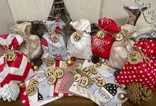 Lade das Bild in den Galerie-Viewer, Adventskalender,LandhaAdventskalender zum befüllen, 24 Säckchen zum Advent, Adventskalender Zahlen aus Holz, beige/grau/rot
