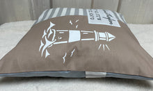 Carregar imagem no visualizador da galeria, Maritimer Kissenbezug personalisiert mit den Koordinaten von deinem Zuhause * Heimathafen * grau/weiß/beige
