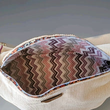 Lade das Bild in den Galerie-Viewer, Handgefertigte Bauchtasche aus Cordstoff in beige mit geblümten Reißverschluss.
