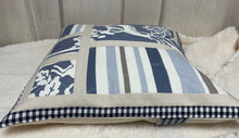 Carregar imagem no visualizador da galeria, Patchwork Kissenhülle, Landhausstil Kissenbezug, blau / creme 40x40cm.
