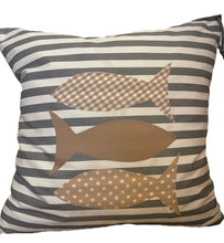 Carregar imagem no visualizador da galeria, Maritime Kissenhülle, Landhausstil Kissenbezug, Dekokissen *Fische* grau/weiß gestreift
