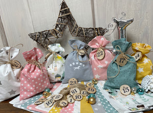Adventskalender für Kinder ,Landhausstil Adventskalender zum Befüllen, 24 Säckchen zum Advent , Adventskalender Zahlen aus Holz, pastellfare