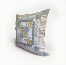 Carregar imagem no visualizador da galeria, Patchwork Kissenhülle, Landhausstil Kissenbezug, grau/weiß/gelb 40x40cm
