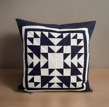 Carregar imagem no visualizador da galeria, Patchwork Kissenhülle, Landhausstil Kissenbezug, blau/weiß 50x50cm
