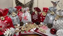 Lade das Bild in den Galerie-Viewer, Adventskalender,Landhausstil Adventskalender zum befüllen, 24 Säckchen zum Advent, Adventskalender Zahlen aus Holz, grau/rot
