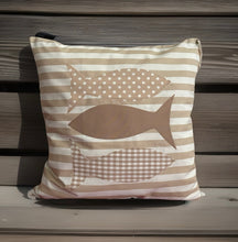 Carregar imagem no visualizador da galeria, Maritime Kissenhülle, Landhausstil Kissenbezug, Dekokissen *Fische* beige/weiß gestreift
