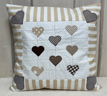 Carregar imagem no visualizador da galeria, Patchwork Kissenhülle, Landhausstil Kissenbezug, beige /weiß 40x40cm.
