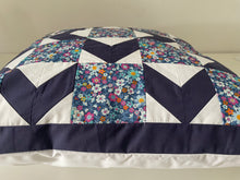 Cargar imagen en el visor de la galería, Patchwork Kissenhülle, Landhausstil Kissenbezug, blau/weiß 50x50cm.

