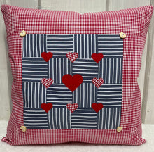Carregar imagem no visualizador da galeria, Patchwork Kissenhülle, Landhausstil Kissenbezug, rot/blaugrau 40x40cm

