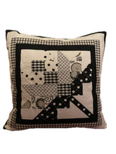 Carregar imagem no visualizador da galeria, Patchwork Kissenhülle, Landhausstil Kissenbezug, weiß/schwarz 40x40cm
