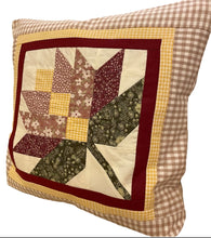 Carregar imagem no visualizador da galeria, Patchwork Kissenhülle, Landhausstil Kissenbezug, beige/creme/rot/grün
