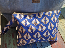 Загрузить изображение в средство просмотра галереи, Handgefertigte Kosmetiktasche oder als Handtasche zu nutzen, blau gemustert, 24x30cm
