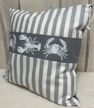 Lade das Bild in den Galerie-Viewer, Maritime Kissenhülle, Kissenbezug, Landhausstil Kissen, Dekokissen Krebse grau/weiß
