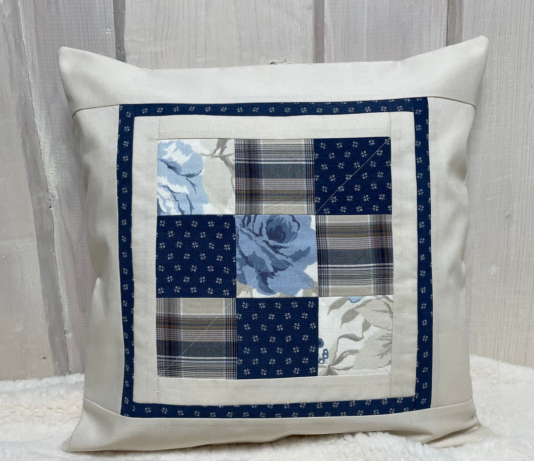 Patchwork Kissenhülle, Landhausstil Kissenbezug, blau / creme 40x40cm.