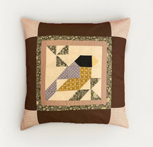 Carregar imagem no visualizador da galeria, Patchwork Kissenhülle, Landhausstil Kissenbezug, * Vogel *braun/gelb/grau 40x40cm
