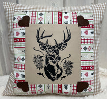 Carregar imagem no visualizador da galeria, Patchwork Kissenhülle, Landhausstil Kissenbezug * Hirsch * beige/rot 40x40cm.
