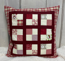 Carregar imagem no visualizador da galeria, Patchwork Kissenhülle, Landhausstil Kissenbezug, rot/creme 40x40cm.
