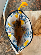 Lade das Bild in den Galerie-Viewer, Handgefertigte Handtasche / Clutch / Kosmetiktasche Zitronen, 27x22cm
