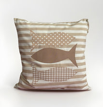 Carregar imagem no visualizador da galeria, Maritime Kissenhülle, Landhausstil Kissenbezug, Dekokissen *Fische* beige/weiß gestreift
