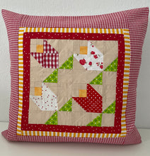 Lade das Bild in den Galerie-Viewer, Patchwork Kissenhülle, Landhausstil Kissenbezug, beige/grün/rot 40x40cm
