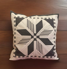 Carregar imagem no visualizador da galeria, Patchwork Kissenhülle, Landhausstil Kissenbezug, grau/weiß 40x40cm
