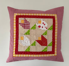Lade das Bild in den Galerie-Viewer, Patchwork Kissenhülle, Landhausstil Kissenbezug, beige/grün/rot 40x40cm

