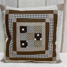 Carregar imagem no visualizador da galeria, Patchwork Kissenhülle, Landhausstil Kissenbezug, beige /braun 40x40cm.
