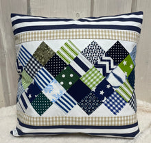 Carregar imagem no visualizador da galeria, Patchwork Kissenhülle, Landhausstil Kissenbezug, blau/weiß/grün 40x40cm.
