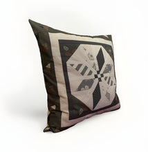 Carregar imagem no visualizador da galeria, Patchwork Kissenhülle, Landhausstil Kissenbezug, grau/weiß/grün 50x50cm
