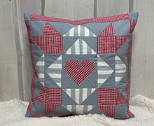 Carregar imagem no visualizador da galeria, Patchwork Kissenhülle, Landhausstil Kissenbezug, rot/grau 40x40cm.
