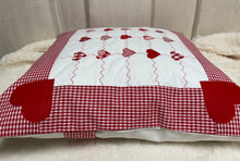 Carregar imagem no visualizador da galeria, Patchwork Kissenhülle, Landhausstil Kissenbezug, rot/weiß 40x40cm.
