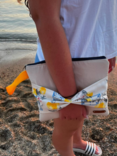 Lade das Bild in den Galerie-Viewer, Handgefertigte Handtasche / Clutch / Kosmetiktasche Zitronen, 27x22cm
